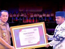 Pj Gubernur Sumut Diganjar Penghargaan Sahabat Guru PGRI