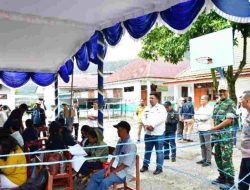 Bupati Samosir Gunakan Hak Suara di TPS 001 Pargodungan